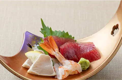 刺身3点盛り700円(税込770円)